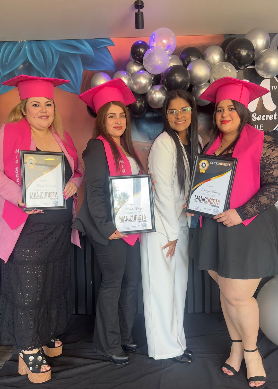 Alumnas recibiendo su certificación de Manicurista Profesional