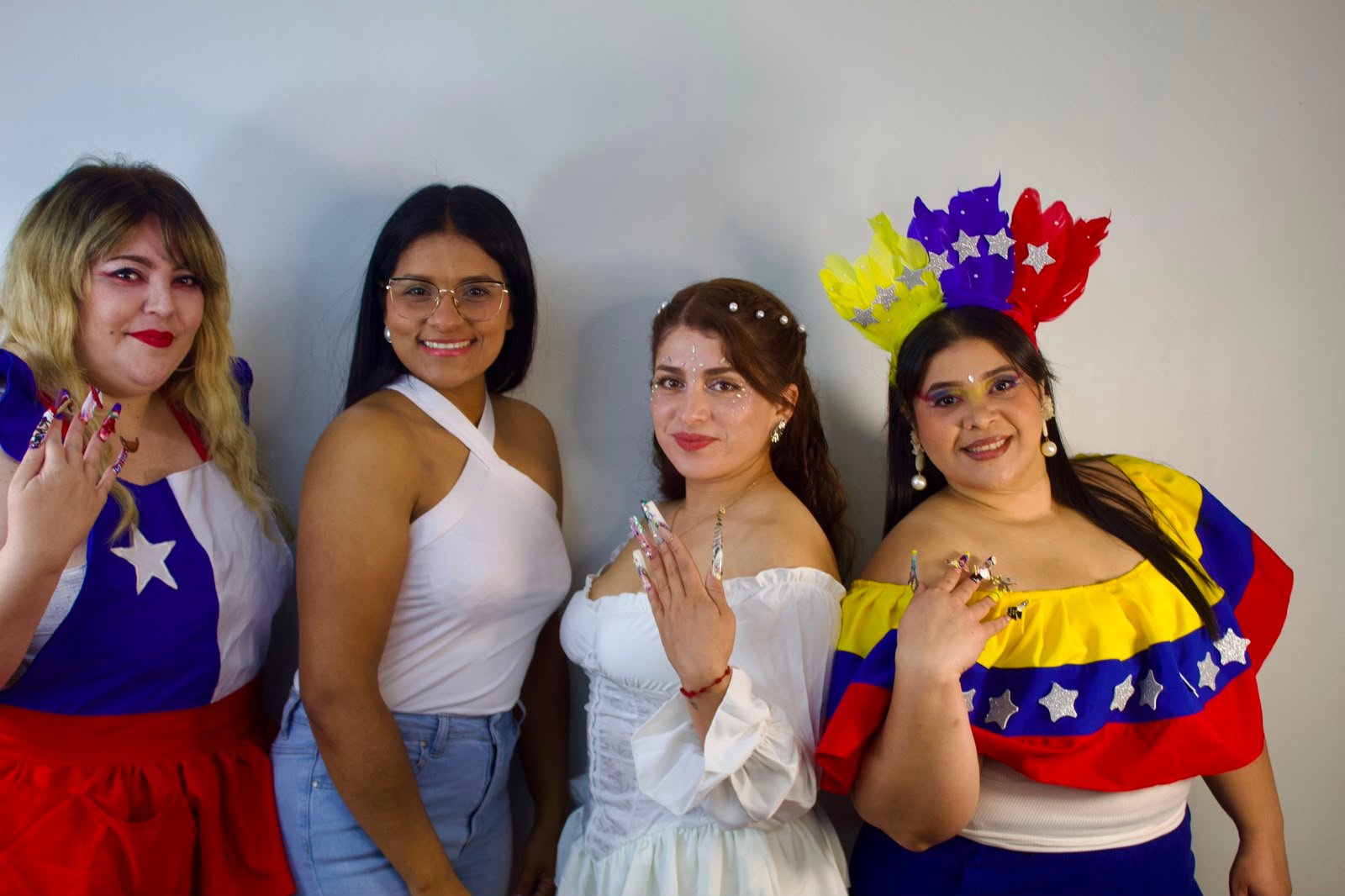 Alumnas mostrando diseños creativos de uñas